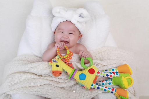 新昌宝宝咬手指甲